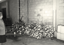 860308 Afbeelding van bloemen, die vermoedelijk aangeboden zijn bij de officiële opening van de nieuwe fabriek van Van ...